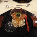 トゥ・ラ・ジョア - オマール海老のジュレ寄せ（２月）いちじくの米酢コンポート、オマールとブーケ・ガルニで作ったジュレ