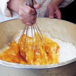 カステラ文 - 手作りで材料をまぜています。