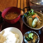 囲炉裏料理わ - ご飯とサラダとお味噌汁とお漬物