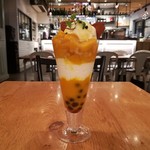 カフェ＆ブックス ビブリオテーク - マンゴーとパッションフルーツのタピオカヨーグルトパフェ(税抜き９８０円)