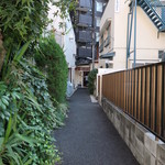 燕食堂 - 露地奥にあります