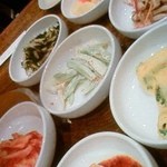 韓国料理 アリラン - 先に出してくださる小鉢(⌒▽⌒)