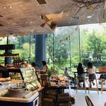 115641826 - 店内は広々とした空間。「堂島の杜」を眺めながら癒しの空間♡