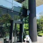 115641859 - パン屋さんには思えないお洒落な外観。円柱型の柱が特徴的な高層ビル1階です。