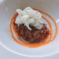 小笠原伯爵邸 - 赤米のアロスメロッソ
                    アオリイカ ビンメントチョリセロソース