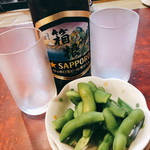 Sumiyaki Chaya Karuta - 可愛いラベルのサッポロ瓶と、お通しの枝豆