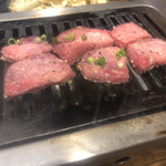 大阪焼肉・ホルモン ふたご - 厚切り特上タン