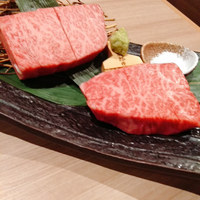 近江うし 焼肉 にくTATSU 青山本店 - 奥がサーロイン、手前がイチボ