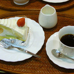 洋菓子のサフラン - ちびつぬはお店と同じ名前のケーキ　サフランと珈琲のセット(写ってないけど珈琲がポットで付いてます)