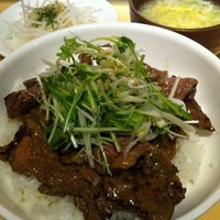 赤身焼肉 かるびあーの 新橋店 - 焼肉丼（葱塩ダレ）