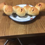 焼きたてベーカリー - ベーコンが入った捻れたパン