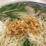 揚子江ラーメン 名門 - フライ葱を投入