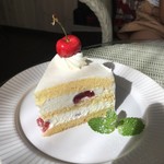 静かな時間を過ごすためのカフェCafePatra - アメリカンチェリーのショートケーキ