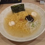 みやすけ - あっさり鶏ガラ塩ラーメン。
            他にもたくさん食べたんだけど、写真撮ってなかった(^^;