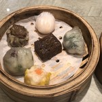 Canton's Dim Sum Expert - 點心拼盤（点心盛合せ）。牛肉焼売、海老焼売、海老蒸し餃子、海老とニラの蒸し餃子、ニラと大根の蒸し餃子、黒糖と蜂蜜の蒸しケーキのセット。