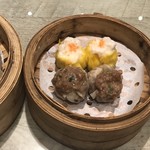 Canton's Dim Sum Expert - 鴛鴦燒賣（焼売盛合せ）。海老焼売と牛肉焼売が2個ずつ。