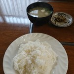 洋食コスギ - ライスと味噌汁。