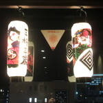 東北のうまいものと地酒 三枡三蔵 - 店員さんのユニフォームや店の飾りが「祭り感」を演出