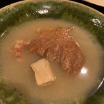 の弥七 - ふかひれと鮑 大きなふかひれの姿煮。スープの出汁がとても美味しい。