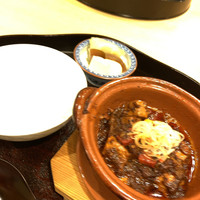 の弥七 - 麻婆豆腐、ご飯、香の物 ご飯に合います。辛くて、刺激的。