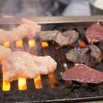 スタミナ苑 - ミックスホルモン焼いてます