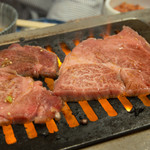 スタミナ苑 - ロース焼いてます