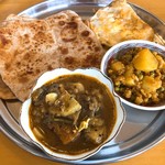 Indhian Resutoran Rota - 野菜たっぷりカレー・ジャガイモと挽肉のカレー・玉子のバジ・パラタ♪