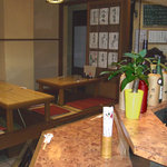 Hisha Kaku - 店内はカウンター席とテーブル席がございます。