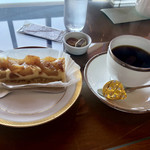 コーヒーハウス アドリア - コーヒーと、焼きリンゴのタルト