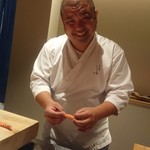 鮨料理 一高 - 右利きなのに左手で海老を剥いてる木宮さん