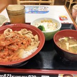 すき家 - キムチ豚生姜焼き丼のサラダセット