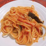 トラットリア・ラ・カパンナ - 茄子とベーコンのトマトソースのスパゲッティ