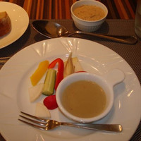 ete - ソース2種類を添えた新鮮な鎌倉野菜の彩り美しい前菜。かにみそバーニャカウダと贅沢に。雲丹とホタテのジュレの絶品ソースでいただきます。