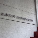 ELEPHANT FACTORY COFFEE - ２Fにあがる階段の途中にお店の名前が