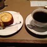 六曜社珈琲店 - ロールケーキと珈琲。