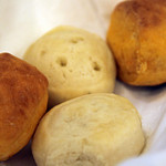 リストランテ ベネチア - 自家製パン。ローズマリーのフォカッチャとトマトを練り込んだパン。<2012_02>