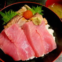 築地青空三代目 本店 - 天然まぐろ中トロと寒ブリ炙り丼（￥2200）とろりとした味付黄身とブリを絡めていただく