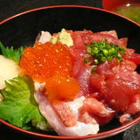 築地青空三代目 本店 - 三色丼（￥2000）。中落ちヅケと炙り2種、ちょっといくら入り