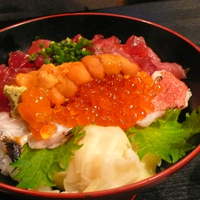 築地青空三代目 本店 - 四色丼（￥2600）三色丼にウニを乗せちゃった