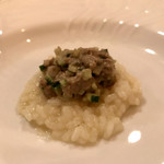 f - 皿にハーブをこすりつけて香り付けし何を作るのかと思ったら、米を茹でて洗った料理（リゾットではない）。桧木内川の鮎の苦味と梨の風味。ヤバいですｗ