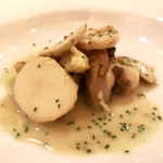 f - 男鹿のサザエと由利本荘市のもみたけ。白ワインとハーブのソース。食べたことがない特徴的な食感のキノコ。ソースをパンで頂くと最高です。