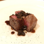 f - 秋田錦牛のかいのみ。香茸、エスプレッソ。とてつもなく柔らかく凄い脂身のお肉。