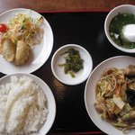 楊貴園 - 日替わりランチ　６５０円　（野菜炒め　揚げ物、サラダ、スープ、ライス、漬物）