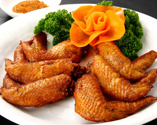 西安刀削麺酒楼 - パリパリでジューシーな若鶏の手羽先をスパイシーに揚げました。