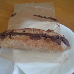 カカポ・ベーカリー - フルーツカンパーニュの濃厚チョコクリームサンド200円(税込)、チョコクリームの扱いには要注意。