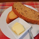 ビストロ アン ファミーユ - 焼きたてのパン