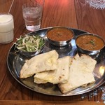 Mughal Cafe - ランチBセット 税抜き 850円（カレー2種）、チーズナン変更＋100円