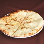 インド＆ネパールレストラン ニューマハラジャ - チーズナン
