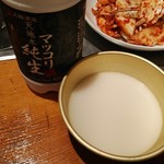 ソナム - ドリンク写真:金色器で飲むマッコリ