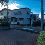 ニハチ喫茶 - 手前交差点付近からみると喫茶店とはなかなか気づかない